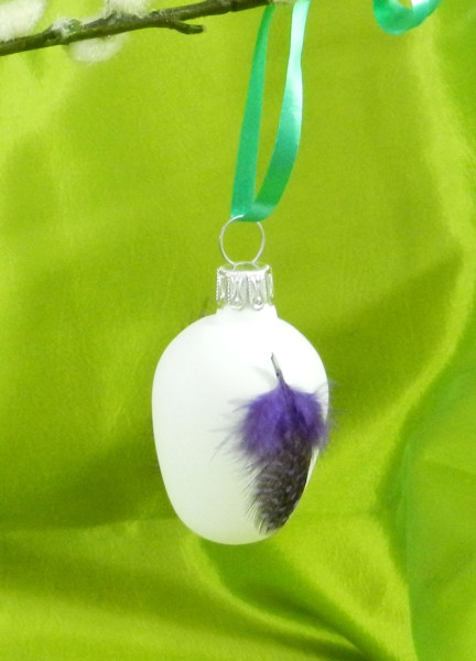 4 cm Osterei mit lila Perlhuhnfedern weiß