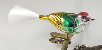 kleiner Vogel mit gedrehten Kopf, gespritzt Nr. 426, rot, grün, gold